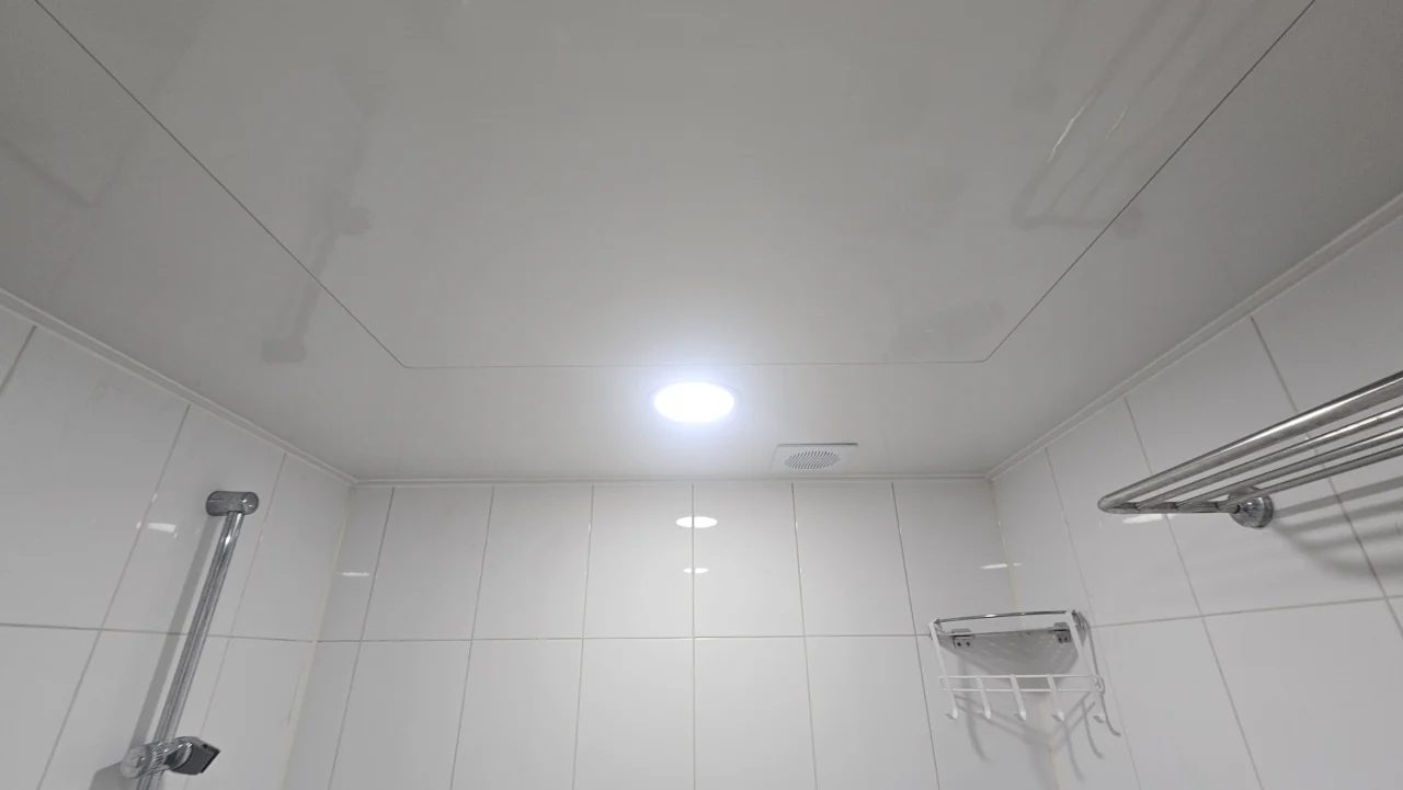 천장 패널과 조명·환기구가 보이는 장면